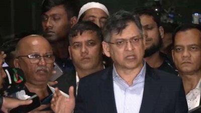 সাংবাদিকদের সঙ্গে কথা বলছেন সালাউদ্দিন আহমেদ