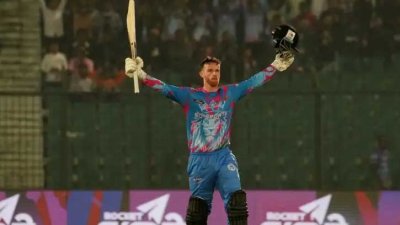 গ্রাহাম ক্লার্কের সেঞ্চুরি উদযাপন