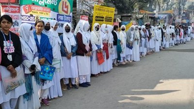 অধ্যক্ষের ওপর হামলার প্রতিবাদে মানববন্ধন করেছেন শিক্ষার্থীরা