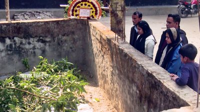ওসি আল আমিনের কবরের পাশে দাঁড়িয়ে আছে দুই মেয়ে ও স্বজনরা