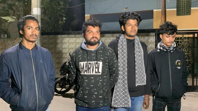 রাজশাহীতে এক শিক্ষার্থীকে ছাত্রলীগ কর্মী দাবি করে তার কাছ থেকে টাকা আদায়ের সময় তিন ভুয়া সমন্বয়ককে আটক করেছে পুলিশ