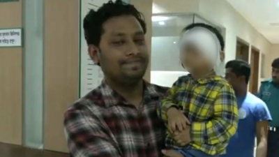 বাবার কোলে ভুক্তভোগী শিশু (ছবি: সংগৃহীত)