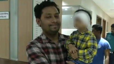 বাবার কোলে ভুক্তভোগী শিশু (ছবি: সংগৃহীত)