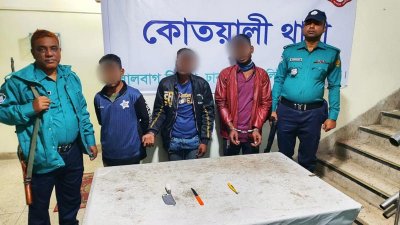 গ্রেফতার তিন তরুণ