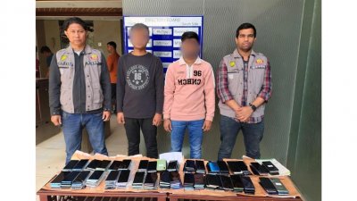 জব্দকৃত মোবাইল ফোনসহ গ্রেফতার দুজন