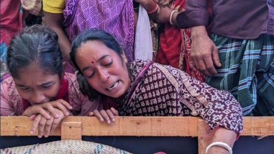 মরদেহের পাশে শোকার্ত স্বজন