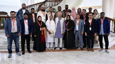 ১৫ জন নারী ও পুরুষ নবীন উদ্যোক্তার সঙ্গে বৈঠক শেষে ফটোসেশনে প্রধান উপদেষ্টা প্রফেসর মুহাম্মদ ইউনূস