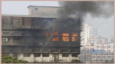 হাজারীবাগে ফিনিক্স ট্যানারিতে অগ্নিকাণ্ডে ক্ষতিগ্রস্ত ভবন (ছবি: সাজ্জাদ হোসেন)।