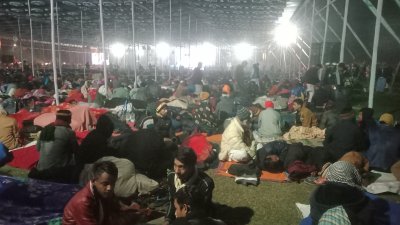 কম্বল-চাদর নিয়ে মাঠে এসেছেন মুসল্লিরা