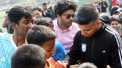 অটোগ্রাফ দিচ্ছেন জামাল
