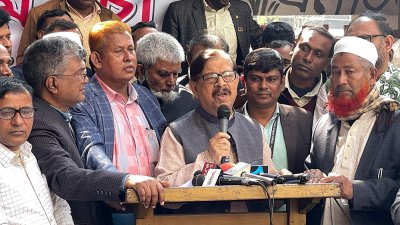 বক্তব্য রাখছেন মাহমুদুর রহমান মান্না
