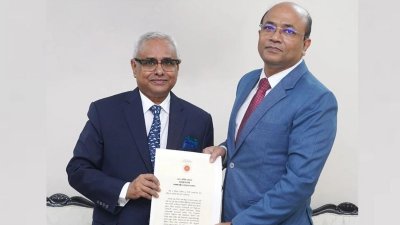 কুতুবউদ্দিন আহমেদের হাতে স্বীকৃতির চিঠি তুলে দেন খন্দকার মাসুদুল আলম