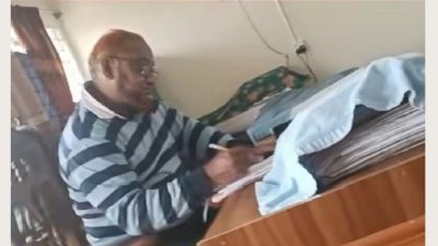 সেবাগ্রহীতা জানান, পুলিশ ভেরিফিকেশনের জন্য তিনি চা খেতে ৩শ টাকা দিয়েছেন।