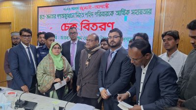 পরিবারের সদস্যদের হাতে ২ লাখ টাকার চেক তুলে দেন জেলা প্রশাসক মোহাম্মদ আব্দুল আউয়াল