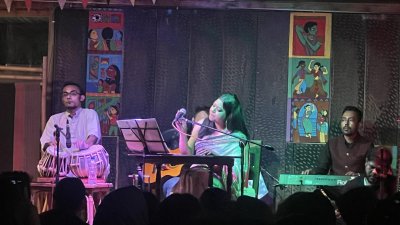 মঞ্চে জয়িতা ও তার দল