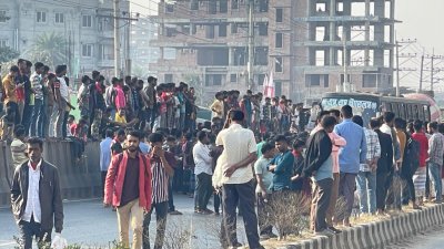 ফুটওভার ব্রিজের দাবিতে শ্রমিকদের মহাসড়ক অবরোধ