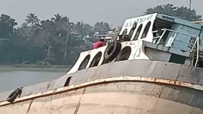 জাহাজের কর্মীরা আপাতত নিরাপদেই আছেন বলে জানা গেছে