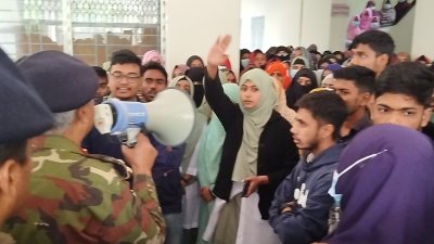 এ ঘটনায় দুপক্ষের মধ্যে উত্তেজনা সৃষ্টি হয়