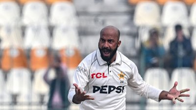 মোট ৯ উইকেট শিকার করে ম্যাচসেরা সাজিদ খান।