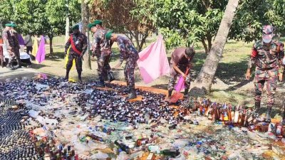 সাতক্ষীরা ৩৩ ব্যাটালিয়ান সদর দফতরে এসব মাদক বিনষ্ট করা হয়