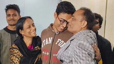 প্রথম হওয়ার পর মা-বাবার সঙ্গে সুশোভন বাছাড়