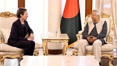যুক্তরাষ্ট্রের চার্জ দ্য অ্যাফেয়ার্স ট্রেসি অ্যান জ্যাকবসন রাষ্ট্রীয় অতিথি ভবন যমুনায় প্রধান উপদেষ্টা অধ্যাপক মুহাম্মদ ইউনূসের সঙ্গে সাক্ষাৎ করেন