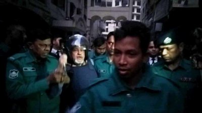 আদালতে পুলিশ প্রহরায় ঢাকা-৭ আসনের সাবেক সংসদ সদস্য মোস্তফা জালাল মহিউদ্দিন