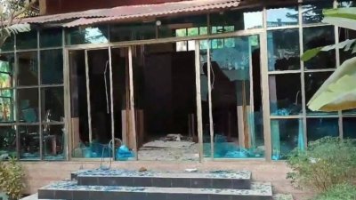 রিসোর্টে ভাঙচুর ও অগ্নিসংযোগ করা হয়েছে