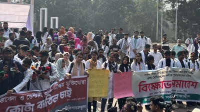 শহীদ মিনারে শিক্ষার্থীদের অবস্থান কর্মসূচি ও বিক্ষোভ সমাবেশে