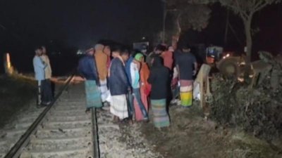 ব্যাটারিচালিত অটোরিকশায় ট্রেনের ধাক্কায় চালকসহ দুজন নিহত হয়েছেন