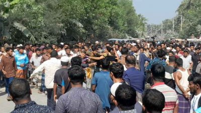 দুর্ঘটনার পর বিক্ষুব্ধ জনতা বেশ কিছু গাড়ি ভাঙচুর করেন