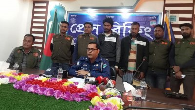 সাতক্ষীরায় ব্যবসায়ীর ২৩ লাখ টাকা ছিনতাইয়ের ঘটনায় দুই ছিনতাইকারীকে গ্রেফতার করেছে জেলা গোয়েন্দা পুলিশ