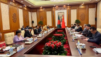 পররাষ্ট্রমন্ত্রী ওয়াং ই’র সঙ্গে বৈঠক করেন পররাষ্ট্র উপদেষ্টা মো. তৌহিদ হোসেন
