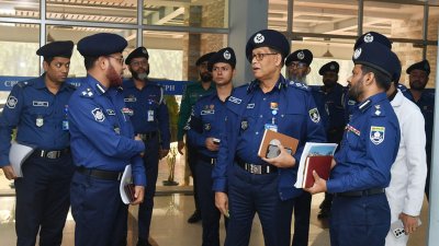 কেন্দ্রীয় পুলিশ হাসপাতাল পরিদর্শন করেন আইজিপি বাহারুল আলম