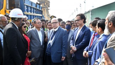 চট্টগ্রামে নির্মাণাধীন পতেঙ্গা সাইলোর সার্বিক কার্যক্রম অগ্রগতি এবং বন্দরে পণ্য খালাস কার্যক্রম পরিদর্শন করেন খাদ্য উপদেষ্টা আলী ইমাম মজুমদার