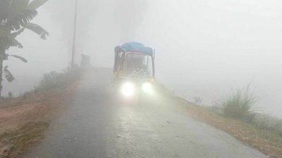 ঘন কুয়াশায় হেটলাইট জ্বালিয়ে চলছে গাড়ি