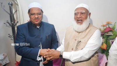 মঙ্গলবার দুপুরে বরিশালে চরমোনাই দরবারে মুফতি সৈয়দ মুহাম্মাদ রেজাউল করীমের সঙ্গে সাক্ষাৎ করেন জামায়াতের আমির শফিকুর রহমান