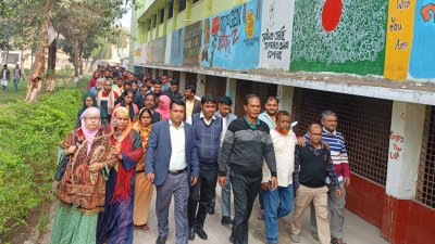 দুই শতাধিক কর্মকর্তা-কর্মচারী মানবন্ধন ও কর্মবিরতিতে অংশ নেন