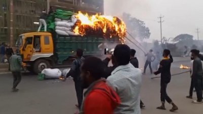 মালভর্তি ট্রাকে আগুন