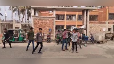 এ সময় একটি মাইক্রোবাস ভাঙচুর করা হয়