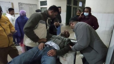 হাসপাতালে নেওয়া হয়েছে হামলায় আহতদের