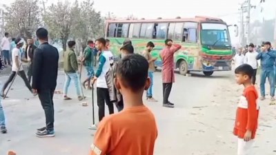 গাজীপুর নগরের সারাব এলাকার ‘বেক্সিমকো ইন্ডাস্ট্রিয়াল পার্কের’ বন্ধ হওয়া ১৬ কারখানা চালুর দাবিতে সড়ক অবরোধ