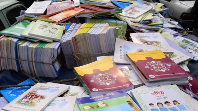 খোলাবাজারে বিক্রি হচ্ছে বিনামূল্যের পাঠ্যবই