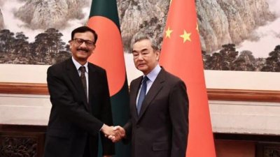 চীনের পররাষ্ট্রমন্ত্রীর সঙ্গে বাংলাদেশের পররাষ্ট্র উপদেষ্টার বৈঠক। ছবি: পিআইডি