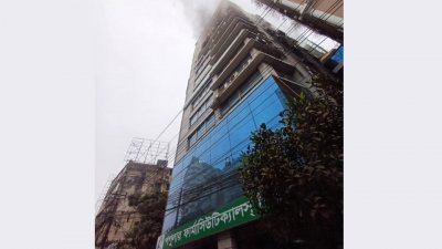 বৃহস্পতিবার সকাল সোয়া ৮টার দিকে ভবনটিতে আগুন লাগে। ছবি: বাংলা ট্রিবিউন