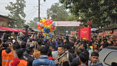 মেলার উদ্বোধন করেন খুলনা বিভাগীয় কমিশনার মো. ফিরোজ সরকার