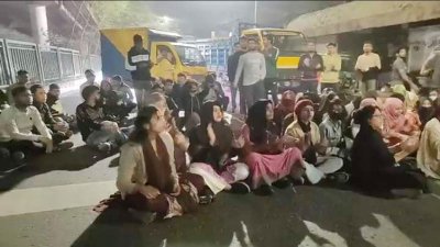 তেজগাঁও সাতরস্তা অবরোধ করে বিক্ষোভ করেন শিক্ষার্থীরা