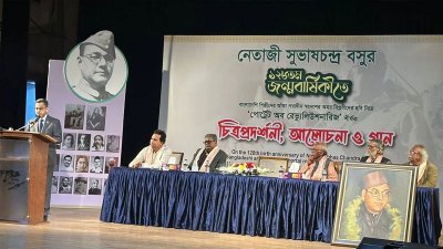 অনুষ্ঠানে বক্তব্য রাখছেন ঢাকায় নিযুক্ত ভারতীয় হাইকমিশনার প্রণয় ভার্মা।