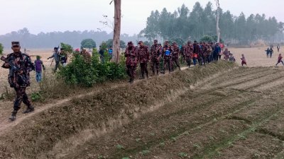 দিনাজপুর সীমান্ত এলাকায় বিজিবির টহল