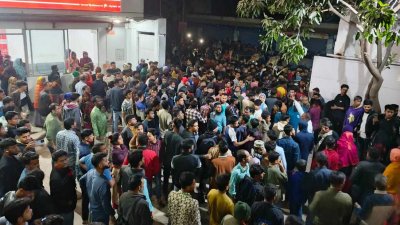 অসুস্থ শ্রমিকদের বিভিন্ন হাসপাতালে নেওয়া হয়